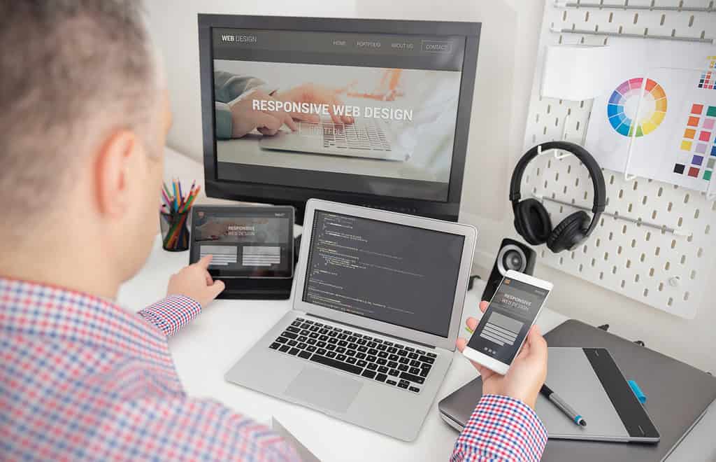 Diseño web responsive para una experiencia de usuario óptima en dispositivos móviles y de escritorio.