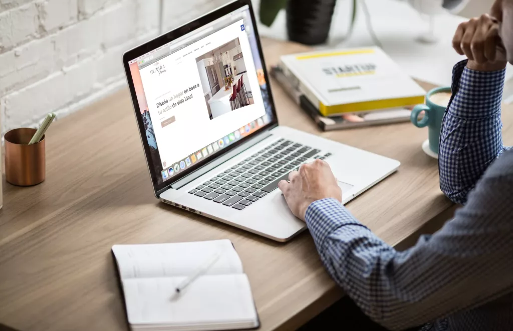 Página de inicio con diseño web atractivo y llamada a la acción prominente.